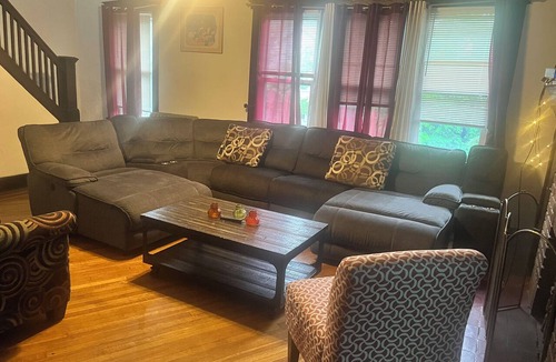 East Orange Apartment | Fabulous 5-bedroom apartment with AC in East Orange