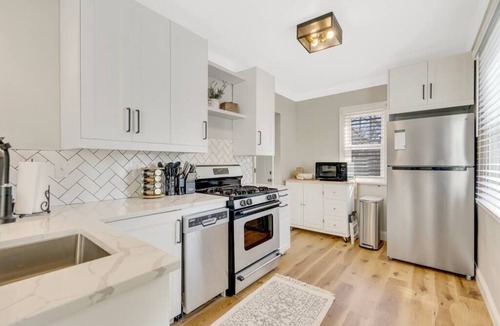 Linden Hills House | Fabulous 5 Star Getaway 2 Min Walk to the Lakes