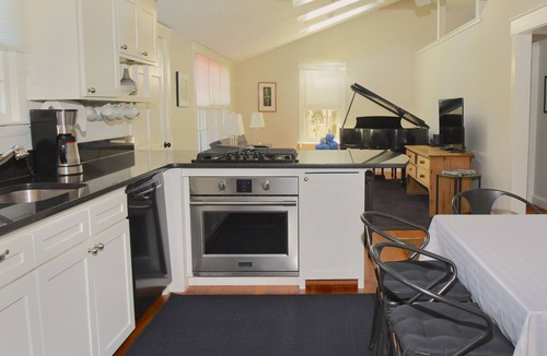 Tisbury House | Fabulous for Relaxation! - Walk to Town, Beach & Tennis! Recently renovated.