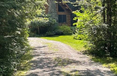 Monterey House | Fabulous Log Cabin: the perfect getaway with new pickleball court and pool!