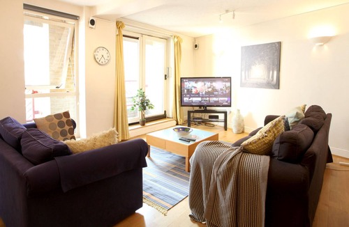 Wapping Apartment | Fabulous massive studio for families & friends