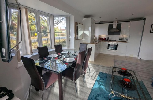 Binley Apartment | Fabulous Modern Spacious 2 Bed Apartment & FREE Parking!