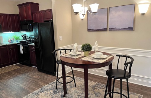 Alpharetta Apartment | Fabulous One Bed/One Br with Sunroom and Built-in Desk Area