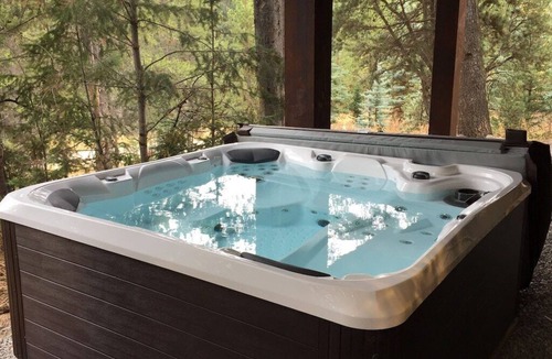 West Yellowstone Cabin | FABULOUS Remodel with Private Hot Tub, & more! Ten minutes to Yellowstone NP!
