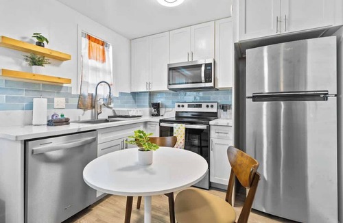 McCully - Moiliili Apartment | Fabulous Renovated Honolulu Loft with A/C