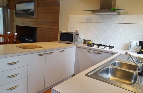 Forge Creek House | Fabulous self contained lakeside accommodation in a natural bush setting