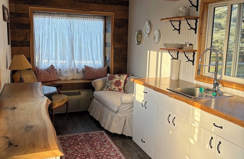 Armstrong Cabin | Fabulous Tiny House with a cottage feel in a farm setting, 3min from Armstrong.