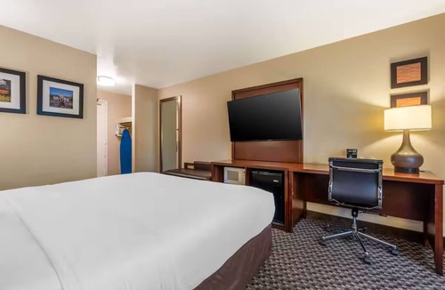 Fairfield Hotel | Fairfield King Studio w/Breakfast, Pool & Gym