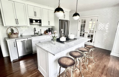 Fairfield House | Fairfield Old Post Road-heated pool & Guest Cottage-walk to NYC train and Beach!