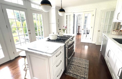 Fairfield House | Fairfield Old Post Road-heated pool & Guest Cottage-walk to NYC train and Beach!