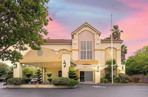 Fairfield Hotel | Fairfield Queen Studio w/Breakfast, Pool & Gym
