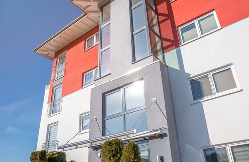 Huefingen Apartment | Fairflats Hüfingen: Küche Arbeitsplatz Balkon Aufzug