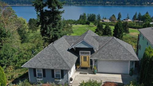 Freeland House | Fairway Harbor View by AvantStay
