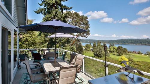 Freeland House | Fairway Harbor View by AvantStay