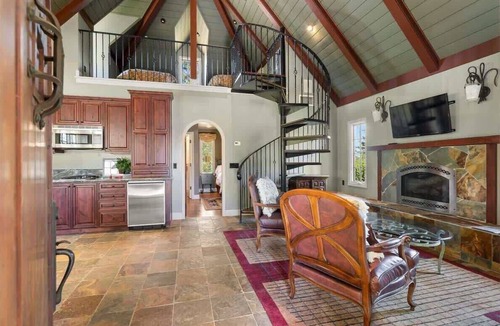 Davis House | Fairytale retreat at UC Davis, pool, lake, kitchen