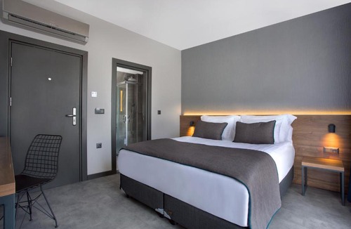 Eski Lara Hotel | Falcon 1511