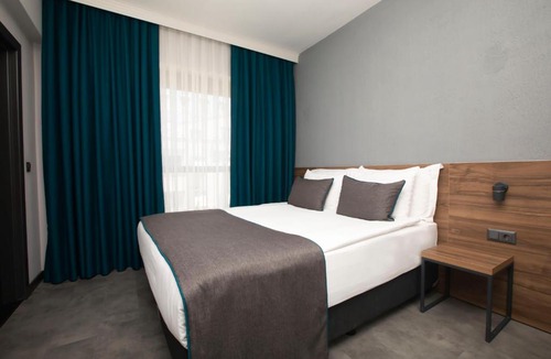 Eski Lara Hotel | Falcon 1511