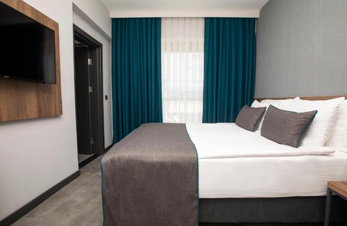 Eski Lara Hotel | Falcon 1511