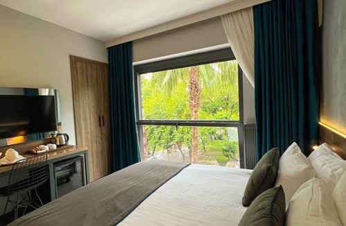Eski Lara Hotel | Falcon 1511