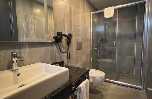 Eski Lara Hotel | Falcon 1511