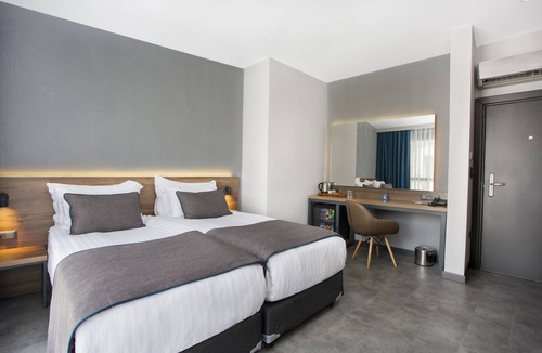 Eski Lara Hotel | Falcon 1511