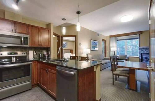 Canmore Condo | FALCON`S PERCH - ONE BED SUITE - OUTDOOR HOT TUBS & GYM