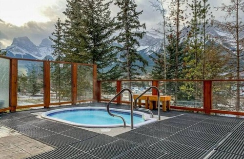 Canmore Condo | FALCON`S PERCH - ONE BED SUITE - OUTDOOR HOT TUBS & GYM