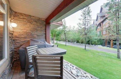 Canmore Condo | FALCON`S PERCH - ONE BED SUITE - OUTDOOR HOT TUBS & GYM