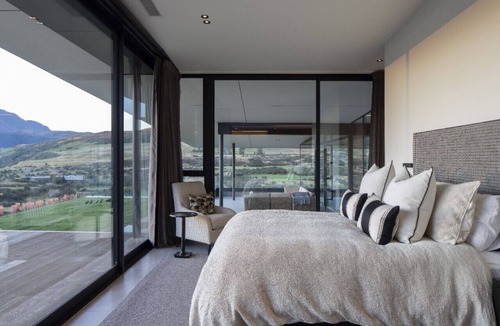 Kawarau Falls House | Falconridge - Architectural dream home on Jacks Point golf course