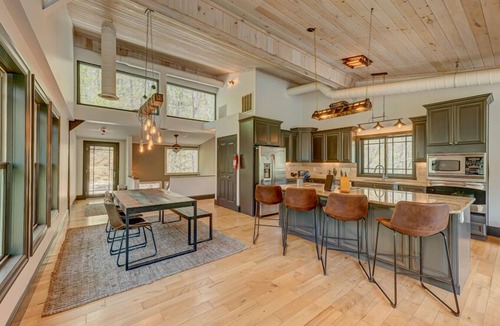 McCaysville Cabin | Falcons Nest- Dog Friendly, Steps Down to River, Fisherman's Paradise