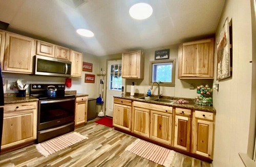 Mill Run Cabin | Fall Getaway Camp Buckshot: Sleeps 5 · 2BR 1BA · Hot Tub Fire Pit Fireplace