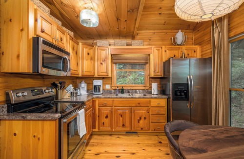Cashes Valley Cabin | Fall Getaway Mountains of Blue Ridge, GA- with a Fire Pit and Hot Tub