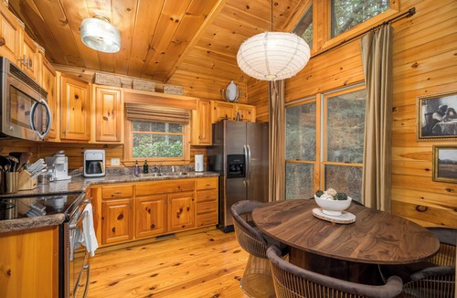 Cashes Valley Cabin | Fall Getaway Mountains of Blue Ridge, GA- with a Fire Pit and Hot Tub