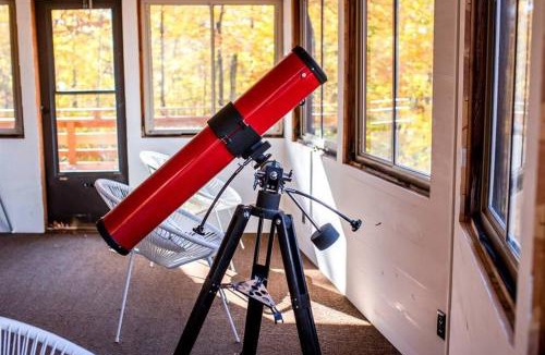 Hayward Ski Chalet | Fall Getaway Resort-3 KING suites, Dog-Friendly
