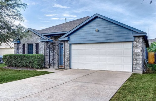 Houston House | Fallen Oak Gataway