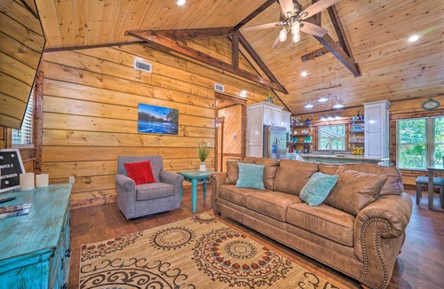Hatton Cabin | 'Falling Star' Eagletown Cabin w/ Hot Tub: Pets OK