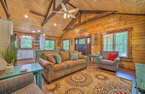 Hatton Cabin | 'Falling Star' Eagletown Cabin w/ Hot Tub: Pets OK