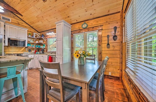 Hatton Cabin | 'Falling Star' Eagletown Cabin w/ Hot Tub: Pets OK
