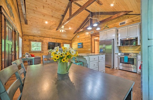 Hatton Cabin | 'Falling Star' Eagletown Cabin w/ Hot Tub: Pets OK