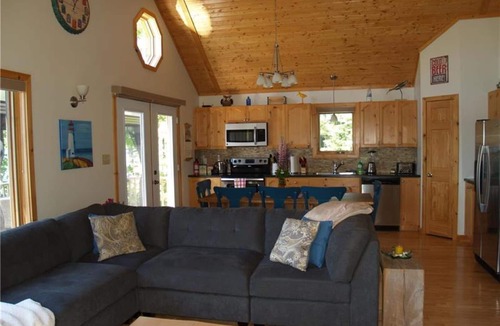 Smiths Corner Cottage | Falls Lake Beautiful Lakefront Year Round Cottage
