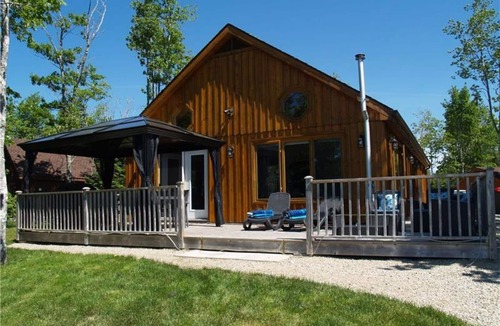 Smiths Corner Cottage | Falls Lake Beautiful Lakefront Year Round Cottage