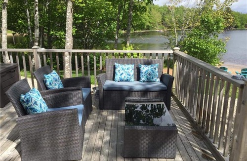 Smiths Corner Cottage | Falls Lake Beautiful Lakefront Year Round Cottage