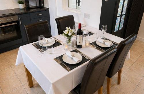 Saintbury House | Falstaff Cottage, NEW HOT TUB, Sleeps up to 5, Stratford upon Avon