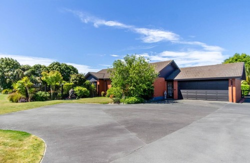 Harewood House | Families and Groups Chch Airport Spa Pool