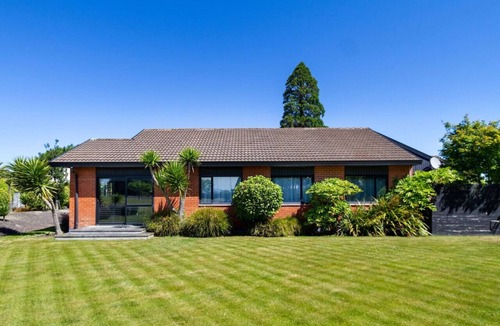 Harewood House | Families and Groups Chch Airport Spa Pool