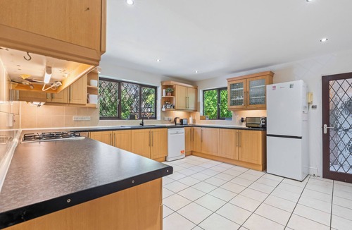 Bray on Thames House | Family 6 Bed | Gated Parking, Sleeps 11,