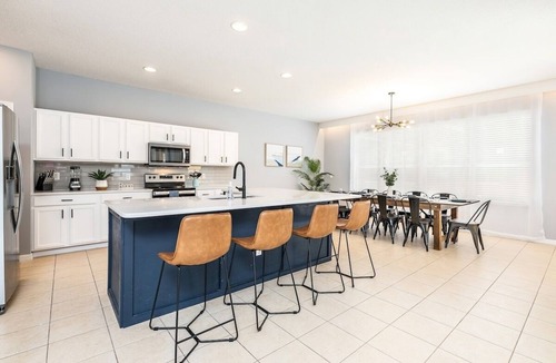 Lake Berkley House | Family 6BR Resort Villa | Pool & Spa near Disney