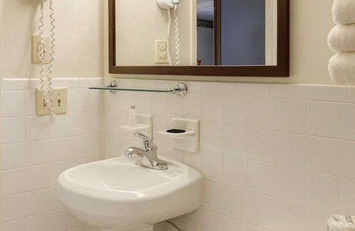 Campbelltown Hotel | Family Adventure Trip! 3 Comfortable Units w/FREE Breakfast, Near Giant Center!