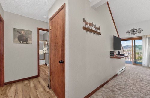 Silvercreek House | Family and pet friendly 3 bedroom rental with great views