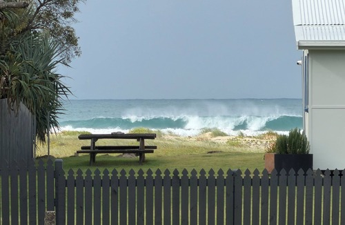 Brooms Head Apartment | Family Beach Stay with Ocean Glimpses 2 mins walk to beach
